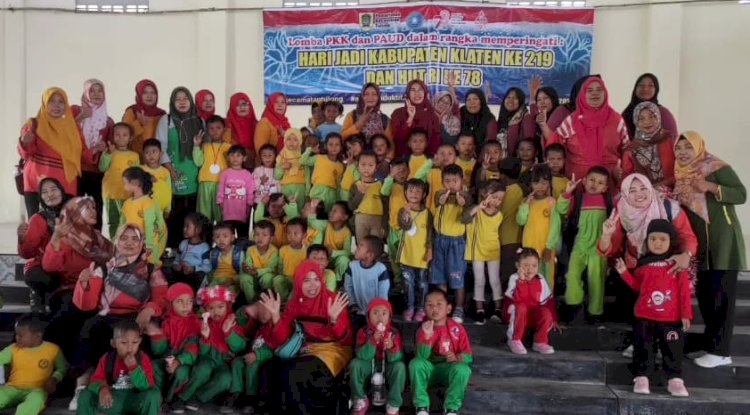 Lomba lomba Asyik TP PKK Kec Tulung  Dalam  Ulang Tahun Kabupaten Klaten di Desa Pucang Miliran Kec Tulung 
