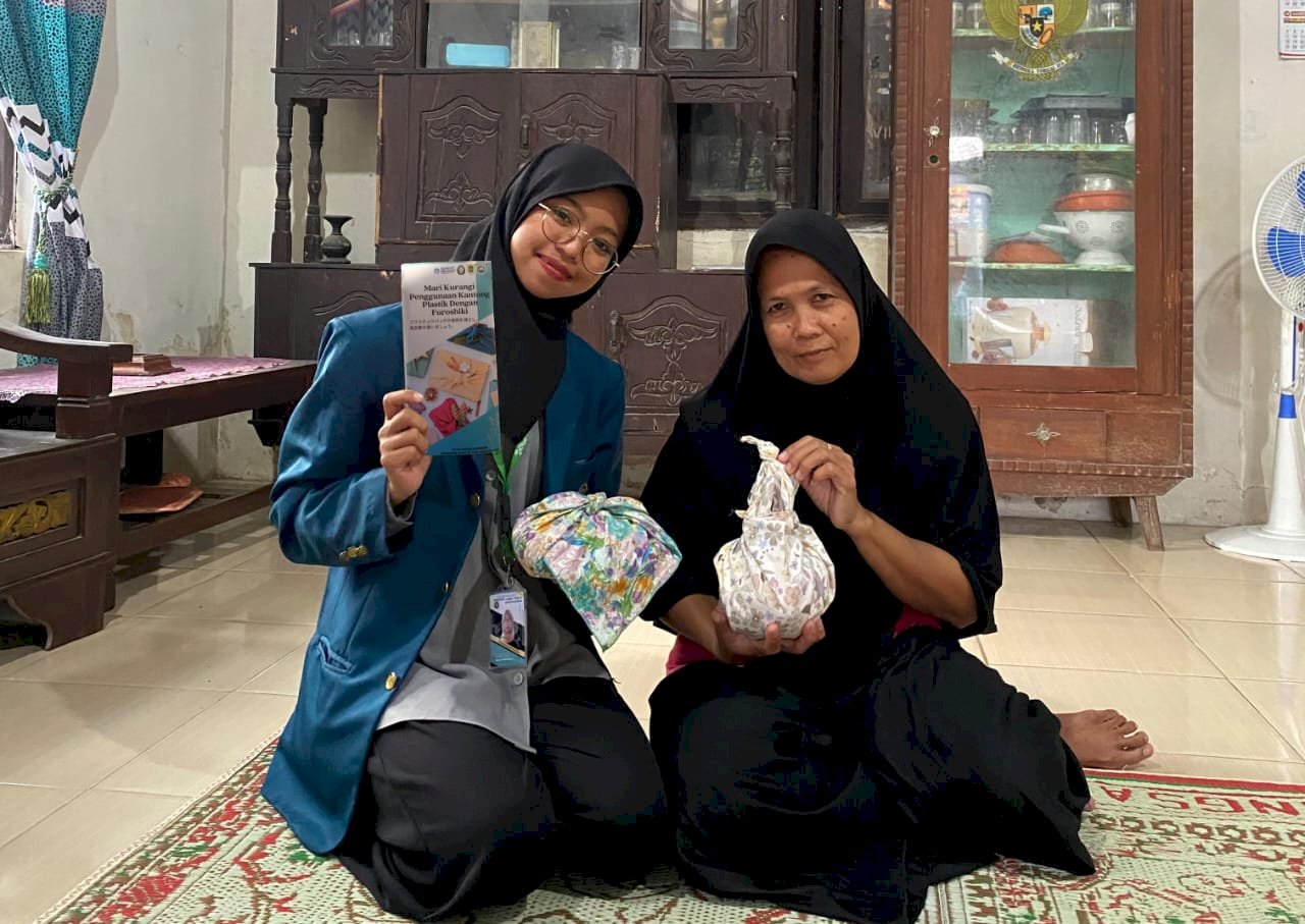 MAHASISWA UNDIP KKN 2023/2024 KENALKAN FUROSHIKI PENGGANTI KANTONG PLASTIK