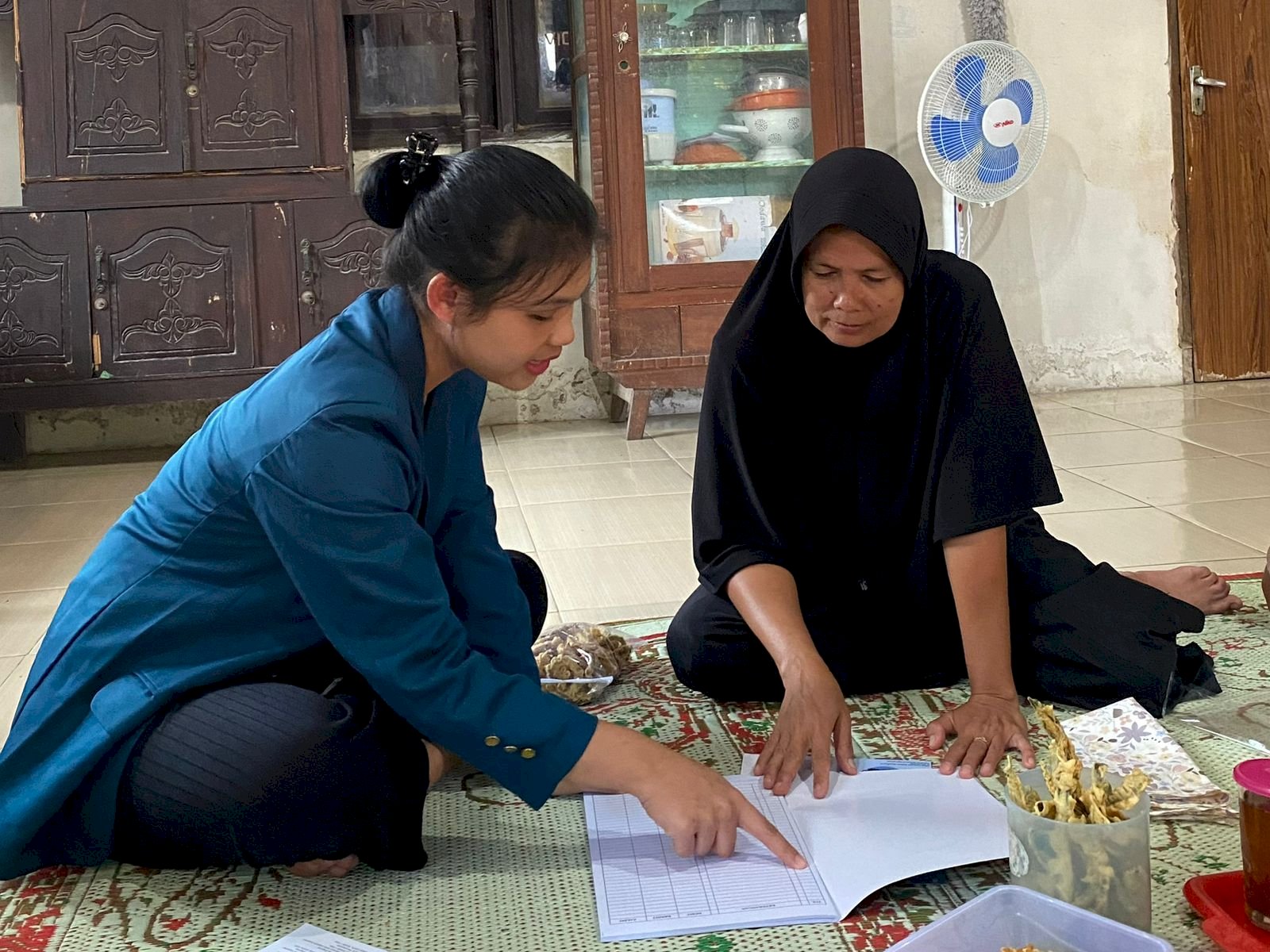 MAHASIWA UNDIP KKN 2023/2024  BANTU UMKM PERKENALKAN PEMBUKUAN DASAR